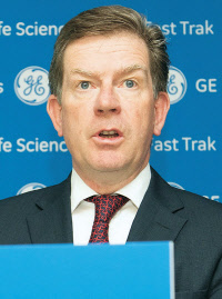 29일 국내 GE헬스케어 본사에서 열린 기자간담회에서 키어란 머피 GE헬스케어 라이프 사이언스 사장이 '아시아 태평양 패스트 트랙 센터' 설립 계획에 대해 설명하고 있다.     GE헬스케어 제공